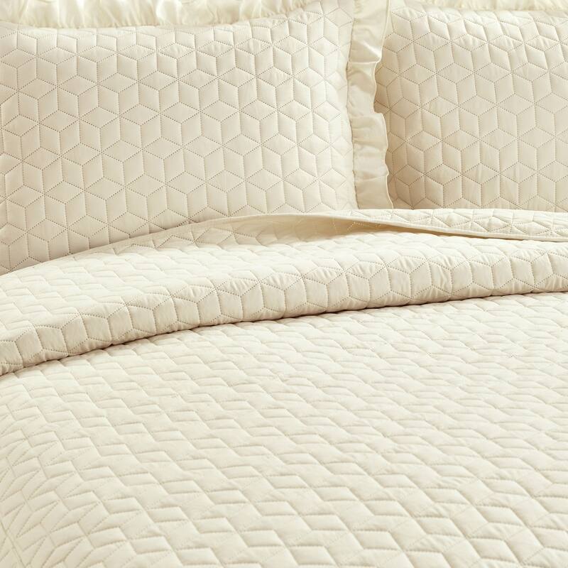 Lush Decor French Country Geo Ruffle Skirt 3-piece Bedspread Set