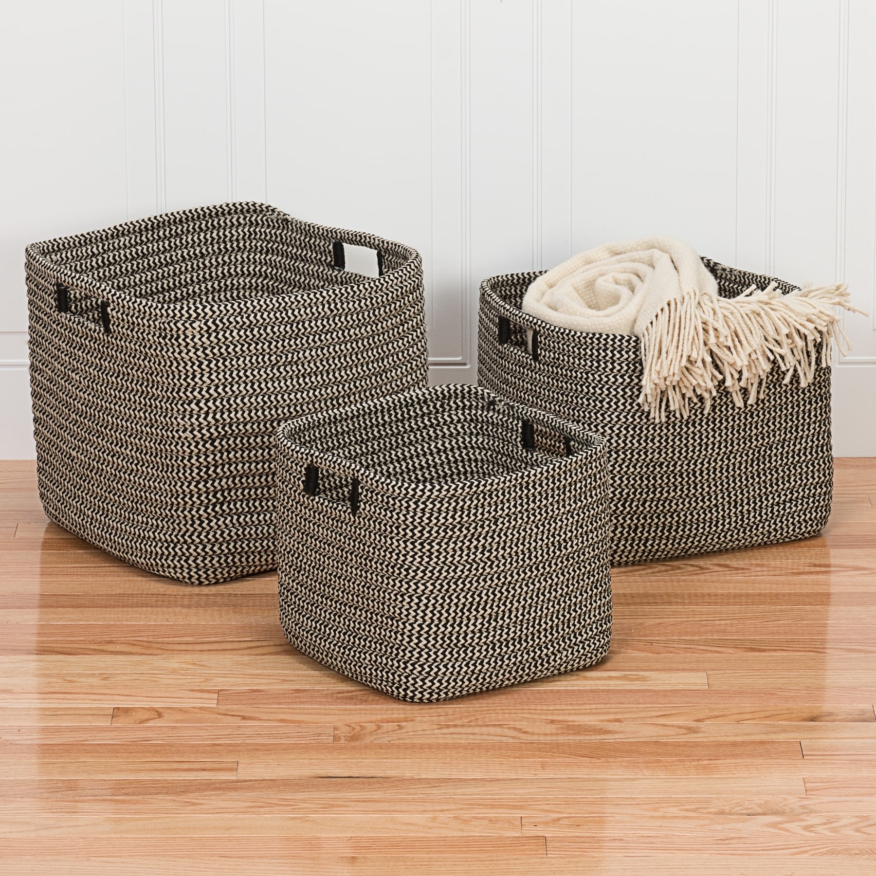 https://ak1.ostkcdn.com/images/products/30681416/Colonial-Mills-Carter-Indoor-Outdoor-Polypropylene-Basket-b531e06e-d7f4-480b-a90e-95bee9474272.jpg