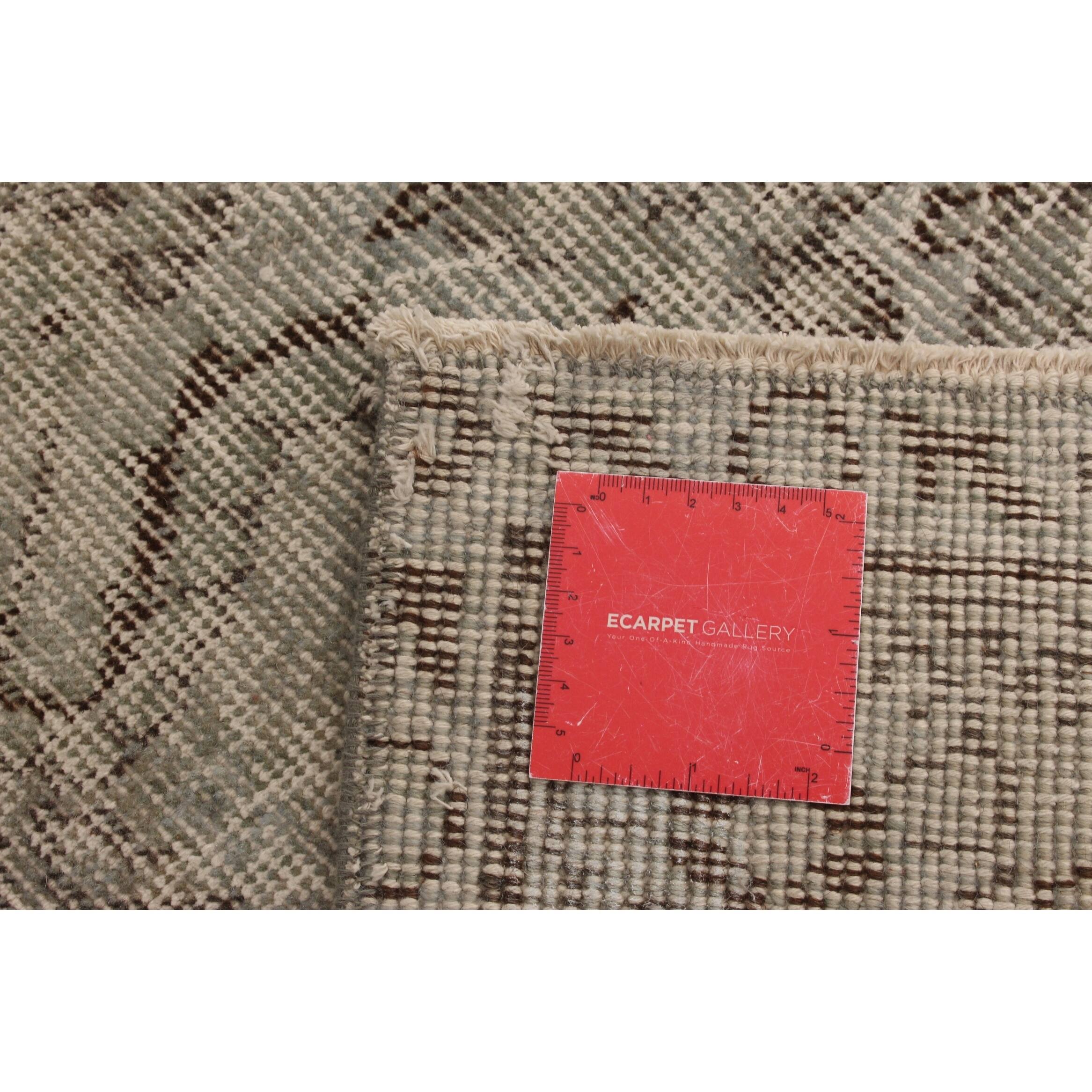 Handknotted Color Transition Grey, Green Wool Rug 5'0 x 8'5 Bed