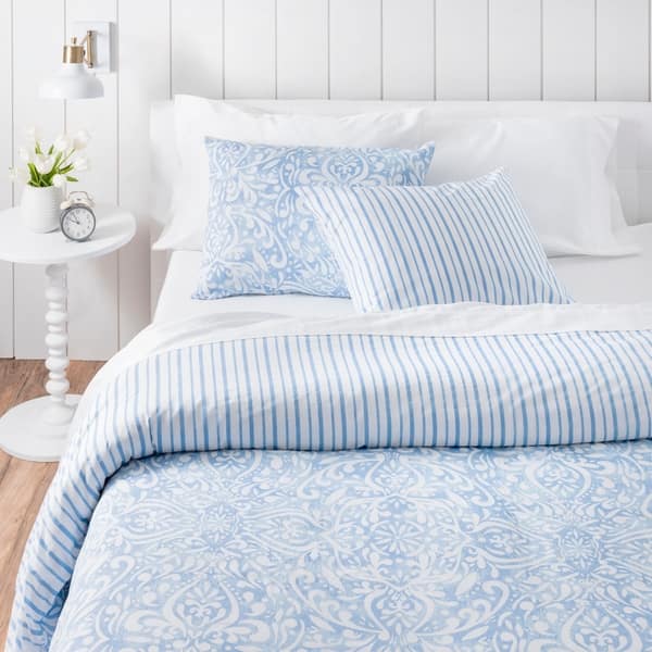 https://ak1.ostkcdn.com/images/products/31103823/Martha-Stewart-Avery-Medallion-3-Piece-Duvet-Set-53679d94-dc8b-4af7-bfa8-6043ec327d50_600.jpg?impolicy=medium