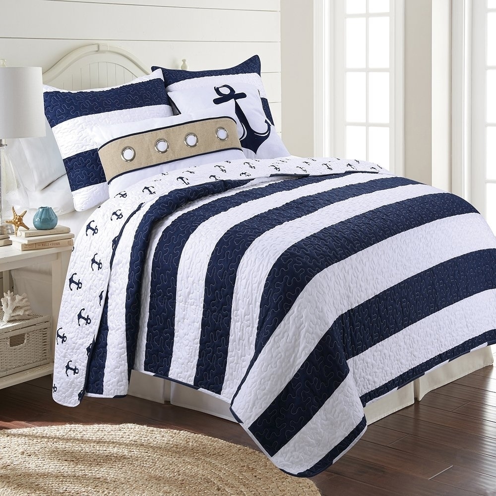 Hallie Reversible Ultra Soft Microfiber Quilt Set On Sale Overstock 31125414 Navy White Standard Sham Full Queen
