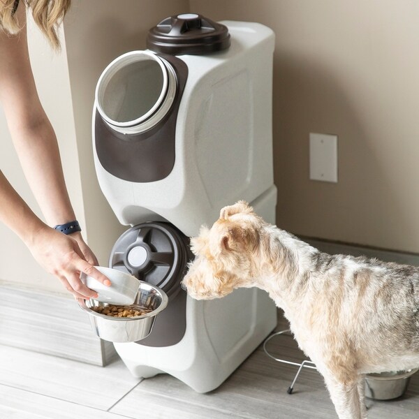 Stackable pet clearance food storage containers