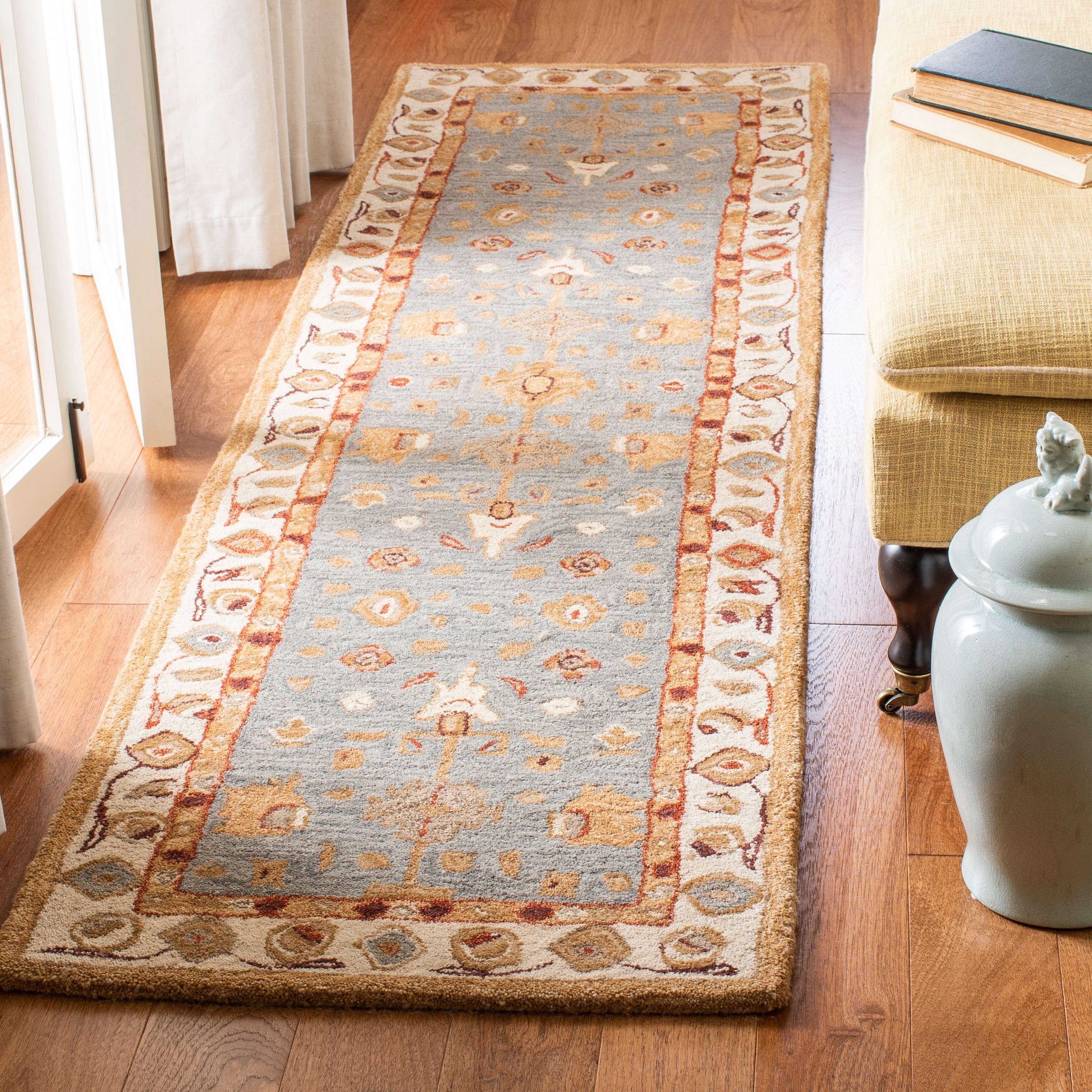 Handmade Heirloom Ivory/ Light Green Wool Runner (23 X 10)