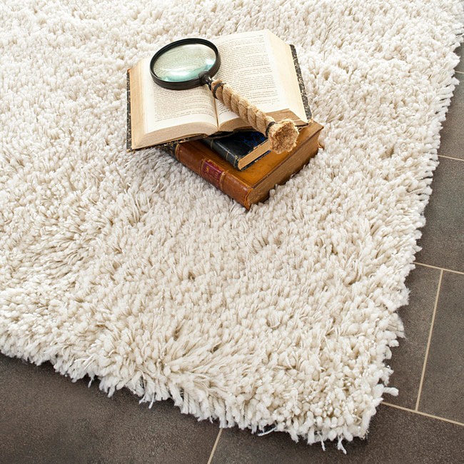 Hand woven Bliss Off white Shag Rug (96 X 136)