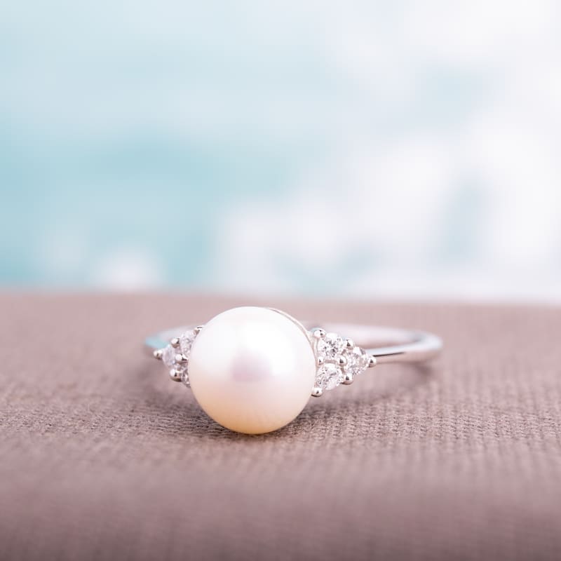 Miadora 10k White Gold Cultured Freshwater Pearl and 1/8ct TDW Diamond Ring (7.5-8 mm)