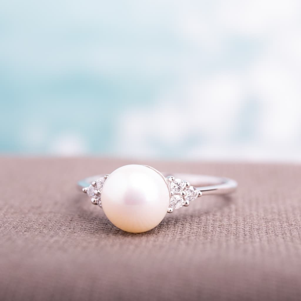 Miadora 10k White Gold Cultured Freshwater Pearl and 1/8ct TDW Diamond Ring (7.5-8 mm)