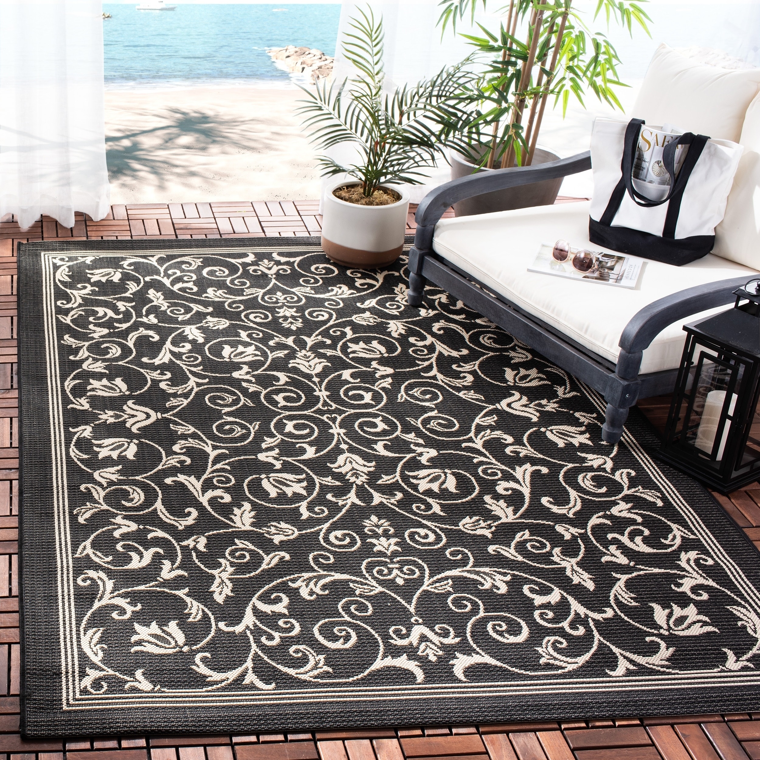 Indoor/ Outdoor Resorts Black/ Sand Rug (4 X 57)