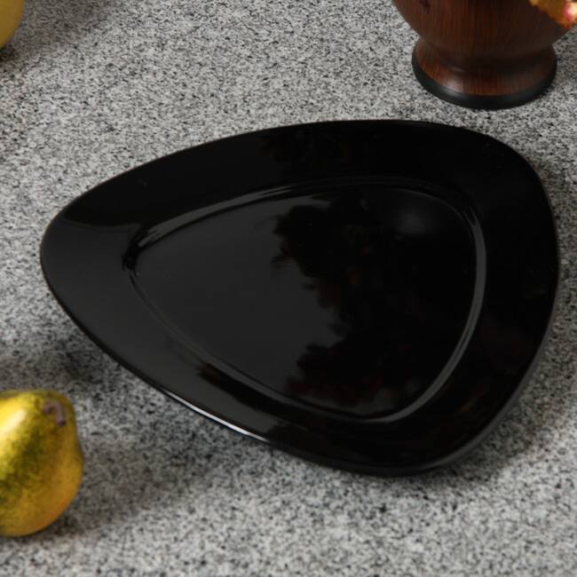 10 Strawberry Street Black Porcelain Triangle Luncheon/ Dinner Plates (Pack of 6)