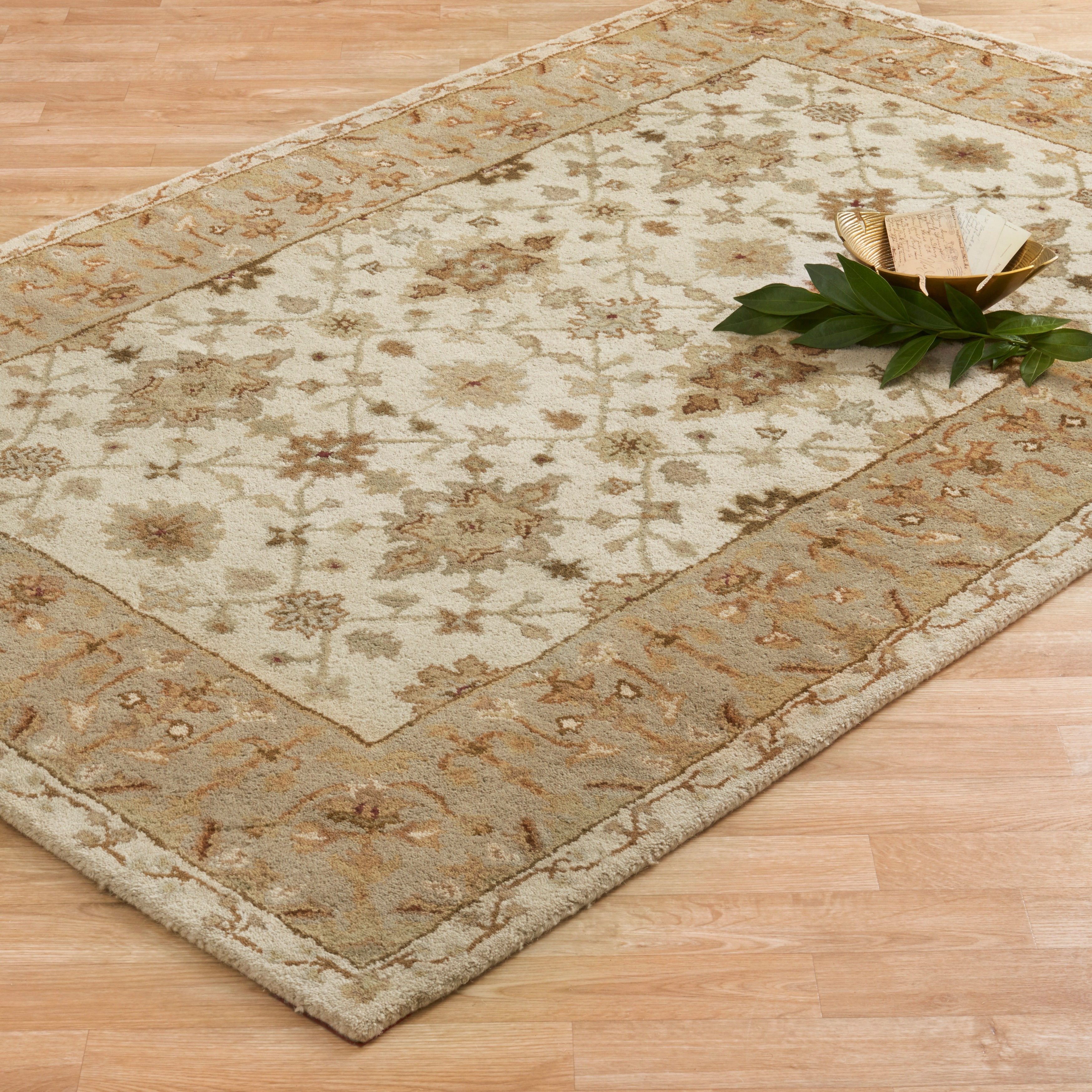 Hand tufted Aara Ivory/ Sage Wool Rug (50 X 76)