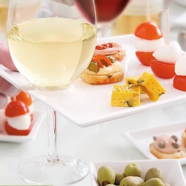 Red Vanilla Trends 7.5-inch Wine and Cheese Party Plates (Pack of 6)