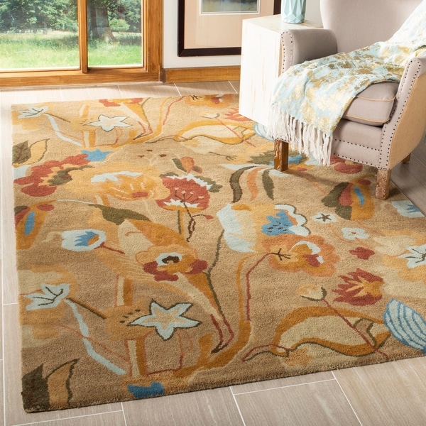 Safavieh Handmade Soho Flora Beige New Zealand Wool Rug - 7'-6" x 9'-6"