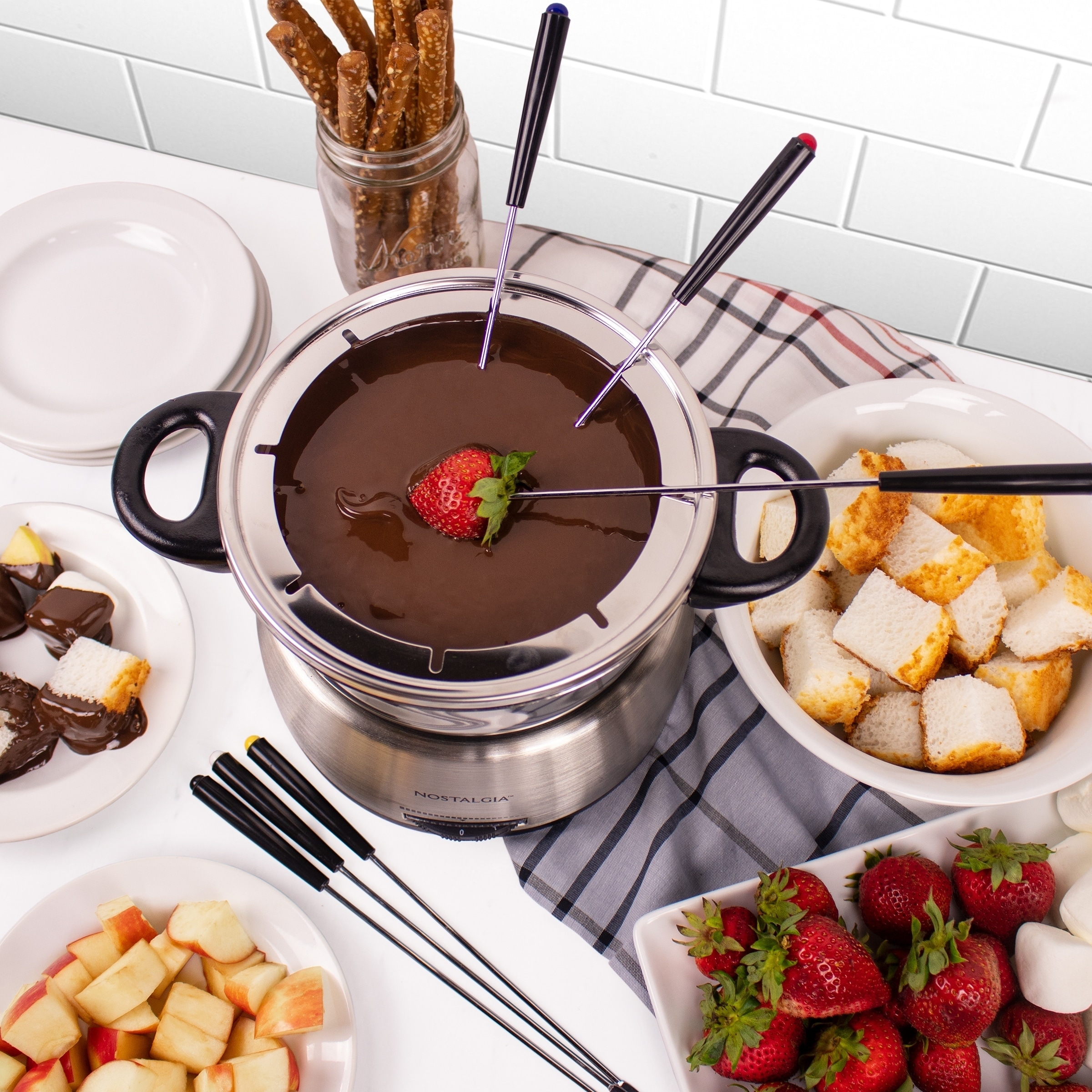 https://ak1.ostkcdn.com/images/products/6277393/Nostalgia-FPS200-6-Cup-Stainless-Steel-Electric-Fondue-Pot-dcb95c7c-8a7e-417a-af68-2e90220c455a.jpg