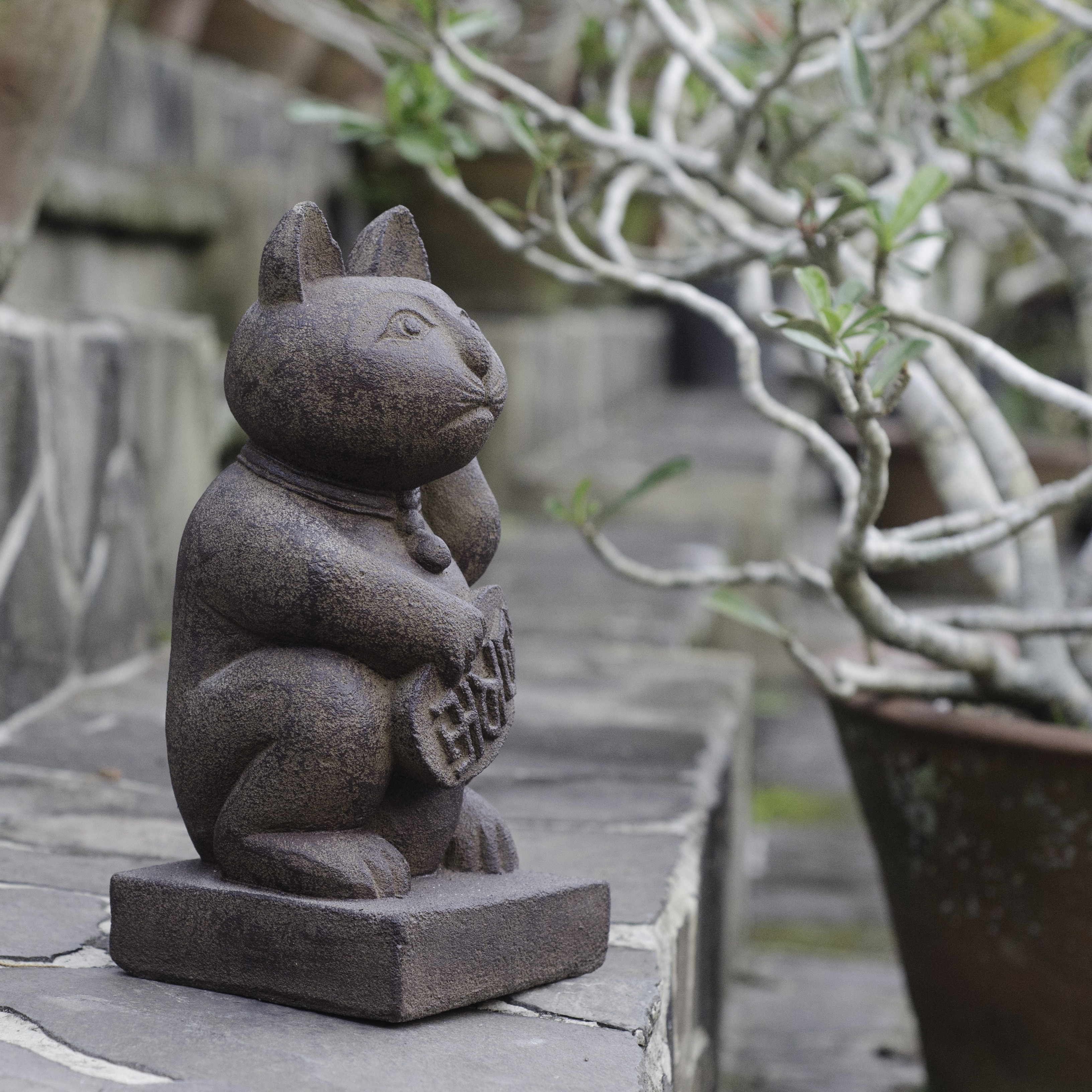 Handmade Stone Japanese Maneki Neko 'Lucky Cat' Statue - Overstock