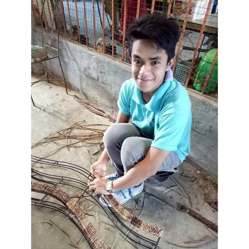 Handmade Multicolor Banyan Leaf Large Floor Lamp (Philippines)