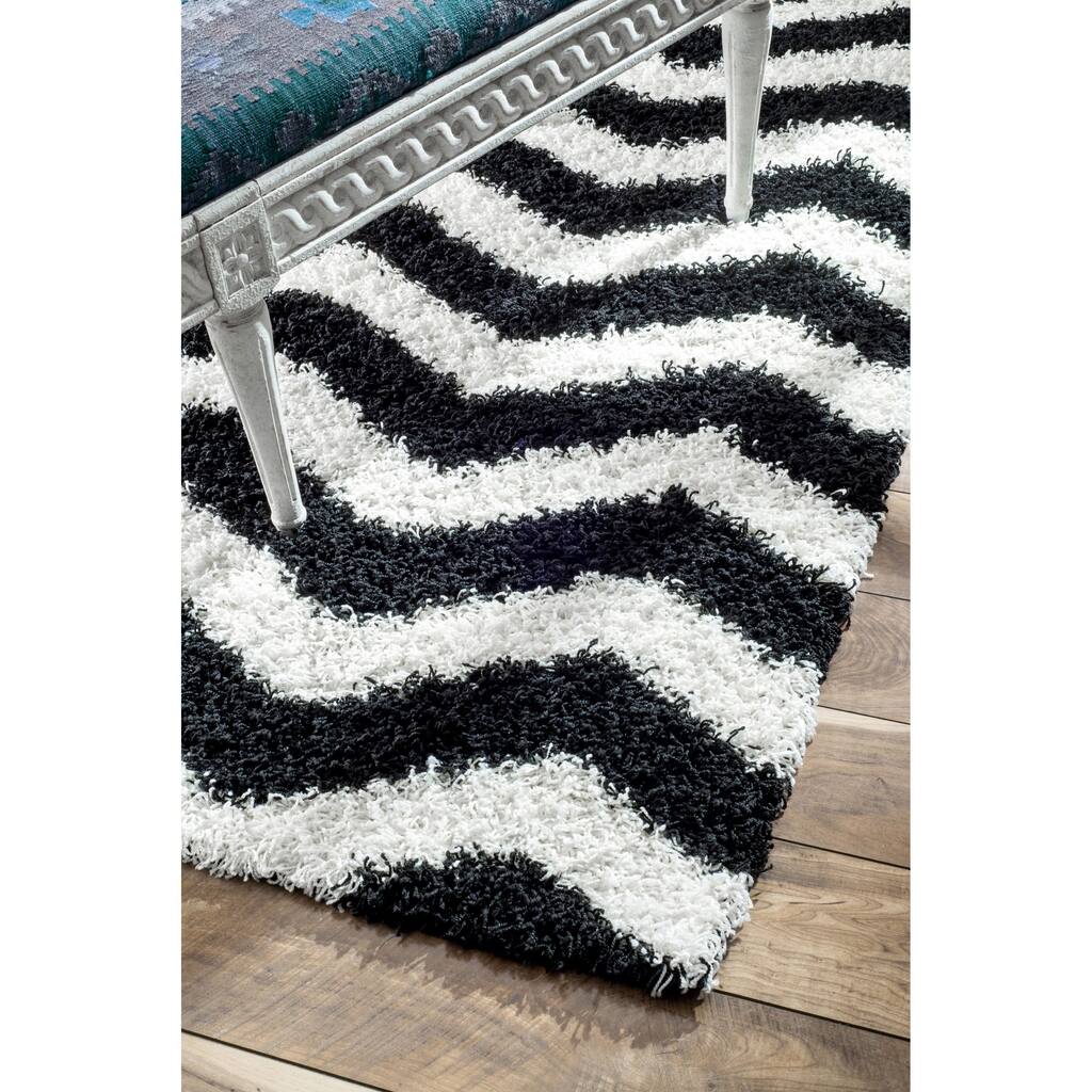 Nuloom Geometric Black and White Luna Chevron Shag Rug