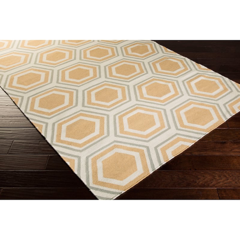 Hand-woven Yellow Chichen Wool Area Rug - 8' x 11' - 8' x 11'