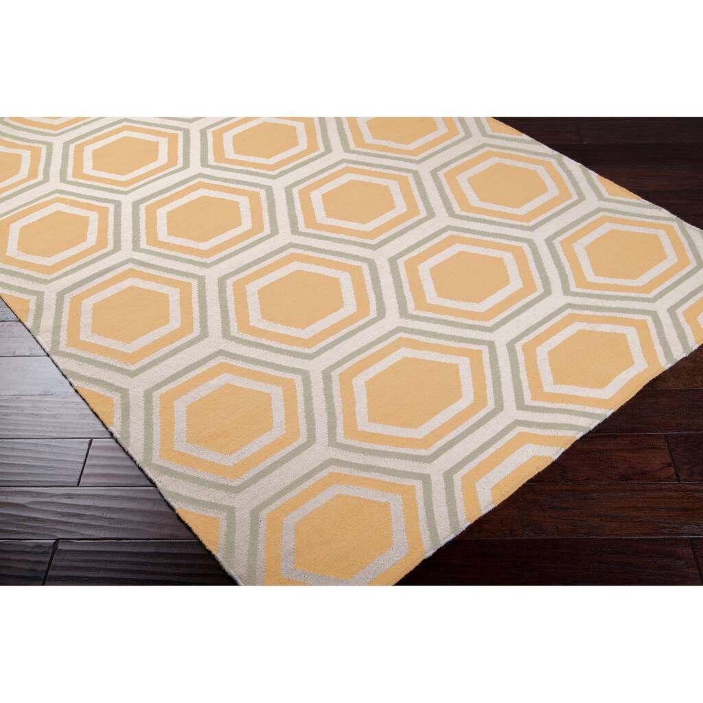 Hand-woven Yellow Chichen Wool Area Rug - 5' x 8'