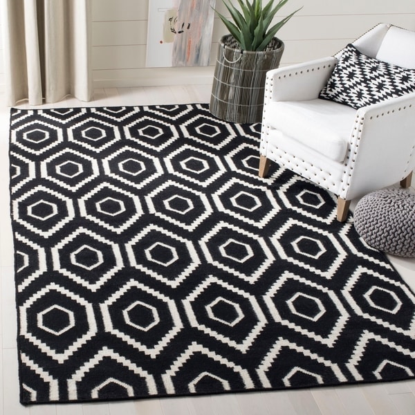 Safavieh Moroccan Reversible Dhurrie Black/Ivory Wool Area Rug - 4' x 6'