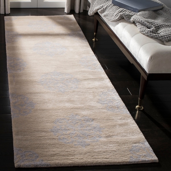 Safavieh Handmade Medallion Beige New Zealand Wool Rug - 2'6" x 8'