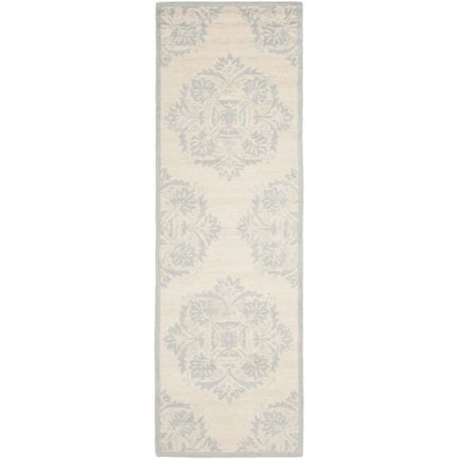 Hand hooked Chelsea Ivory Wool Rug (26 X 10)