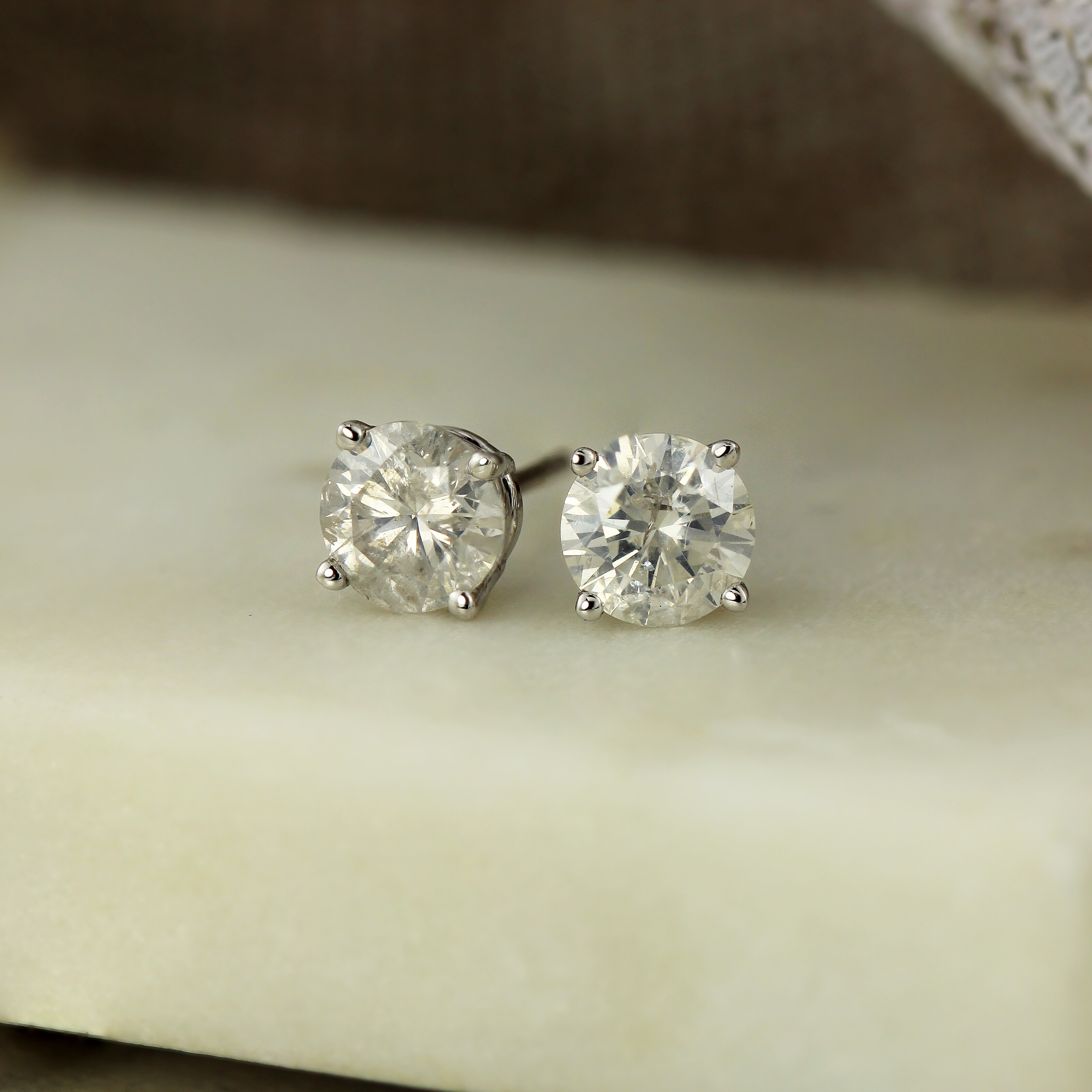 Vs1 Vs2 Diamond Earrings Online At Our Best Vs1 Vs2 Diamond Earrings