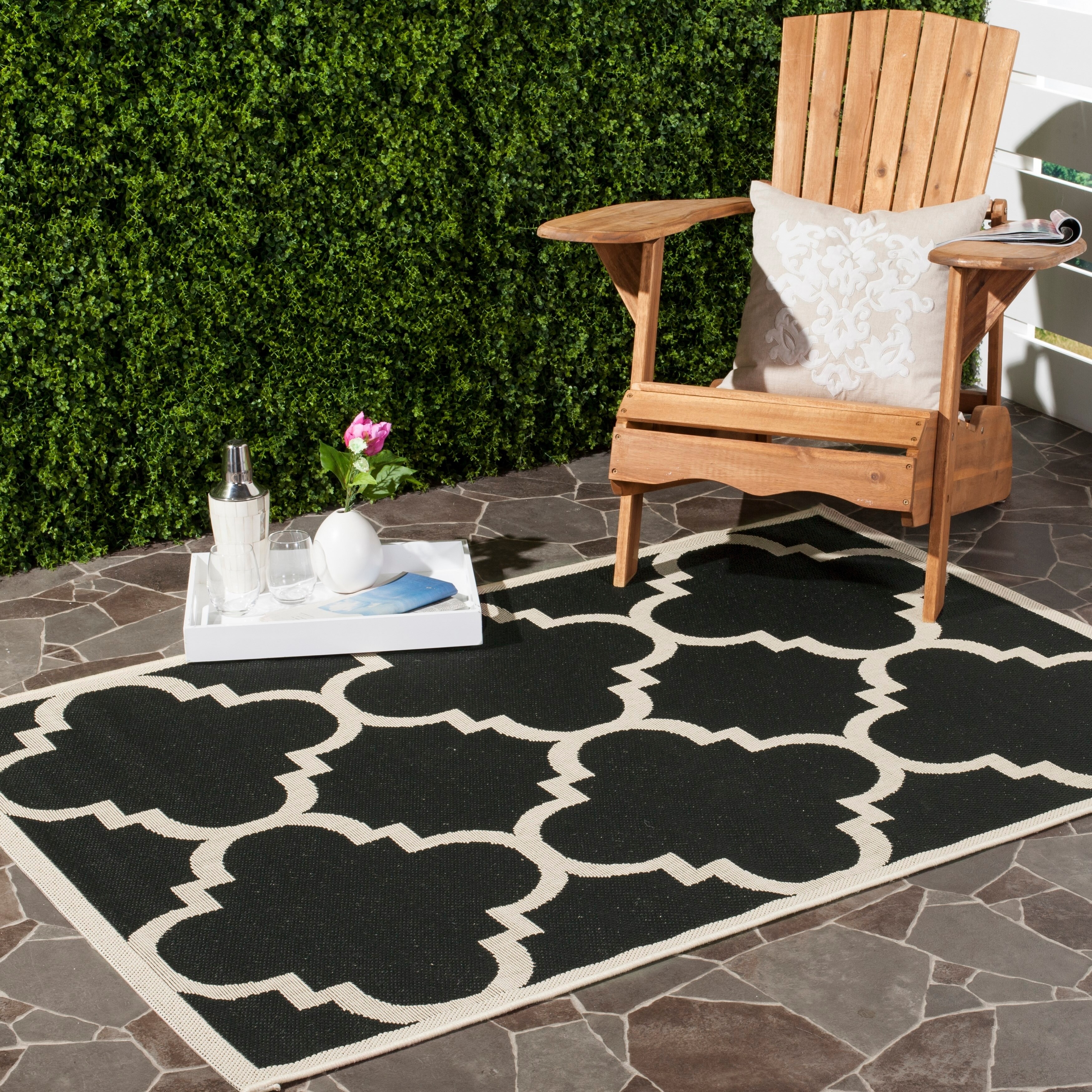 Safavieh Courtyard Quatrefoil Black/ Beige Indoor/ Outdoor Rug