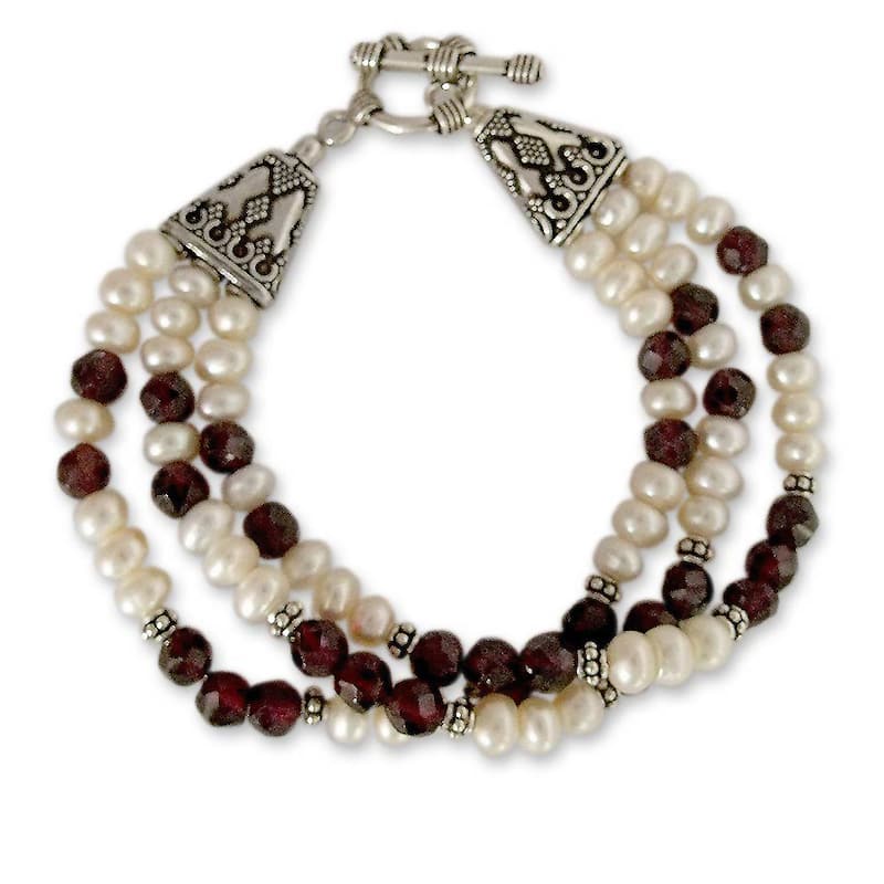 Handmade Sterling Silver 'Pure Love' Garnet and Pearl Bracelet (6 mm) (India) - Red