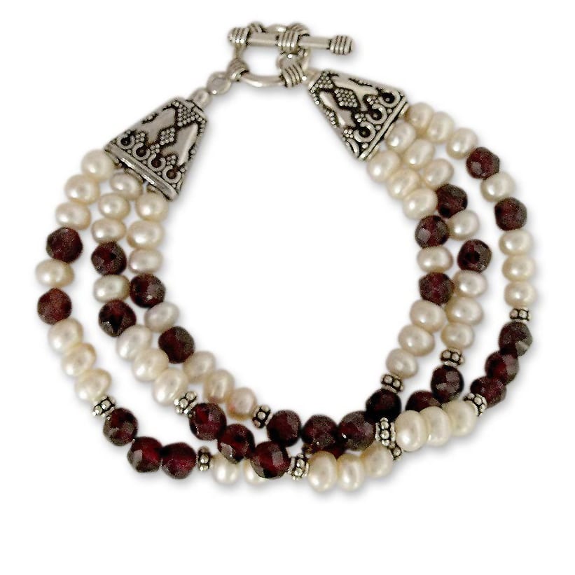 Handmade Sterling Silver 'Pure Love' Garnet and Pearl Bracelet (6 mm) (India) - Red