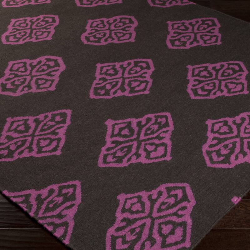 Hand-woven Stencil Berry Raspberry Wool Area Rug - 5' x 8'
