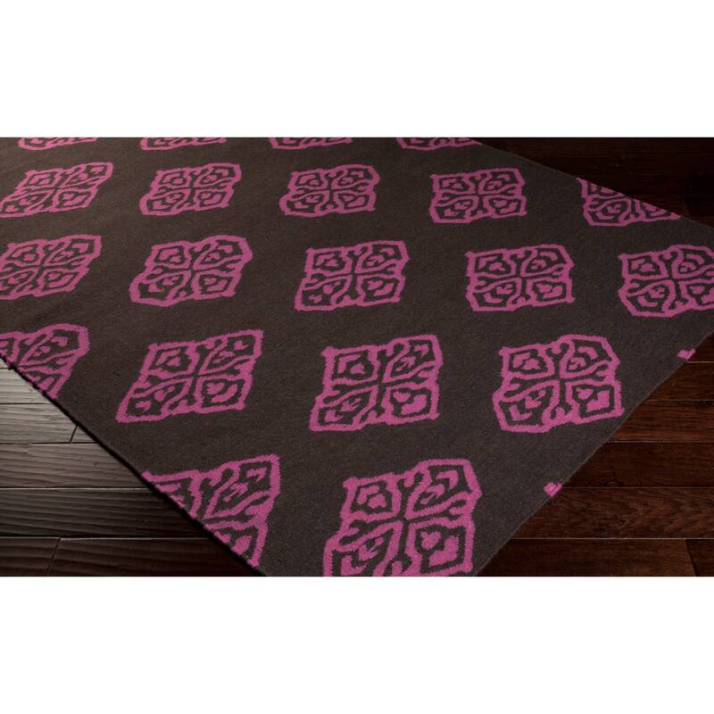 Hand-woven Stencil Berry Raspberry Wool Area Rug - 5' x 8'