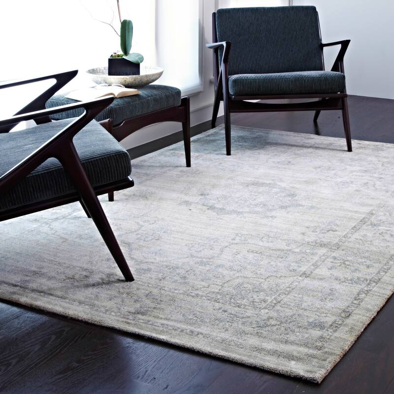 Alexander Home Natalie Traditional Distressed Floral Medallion Rug