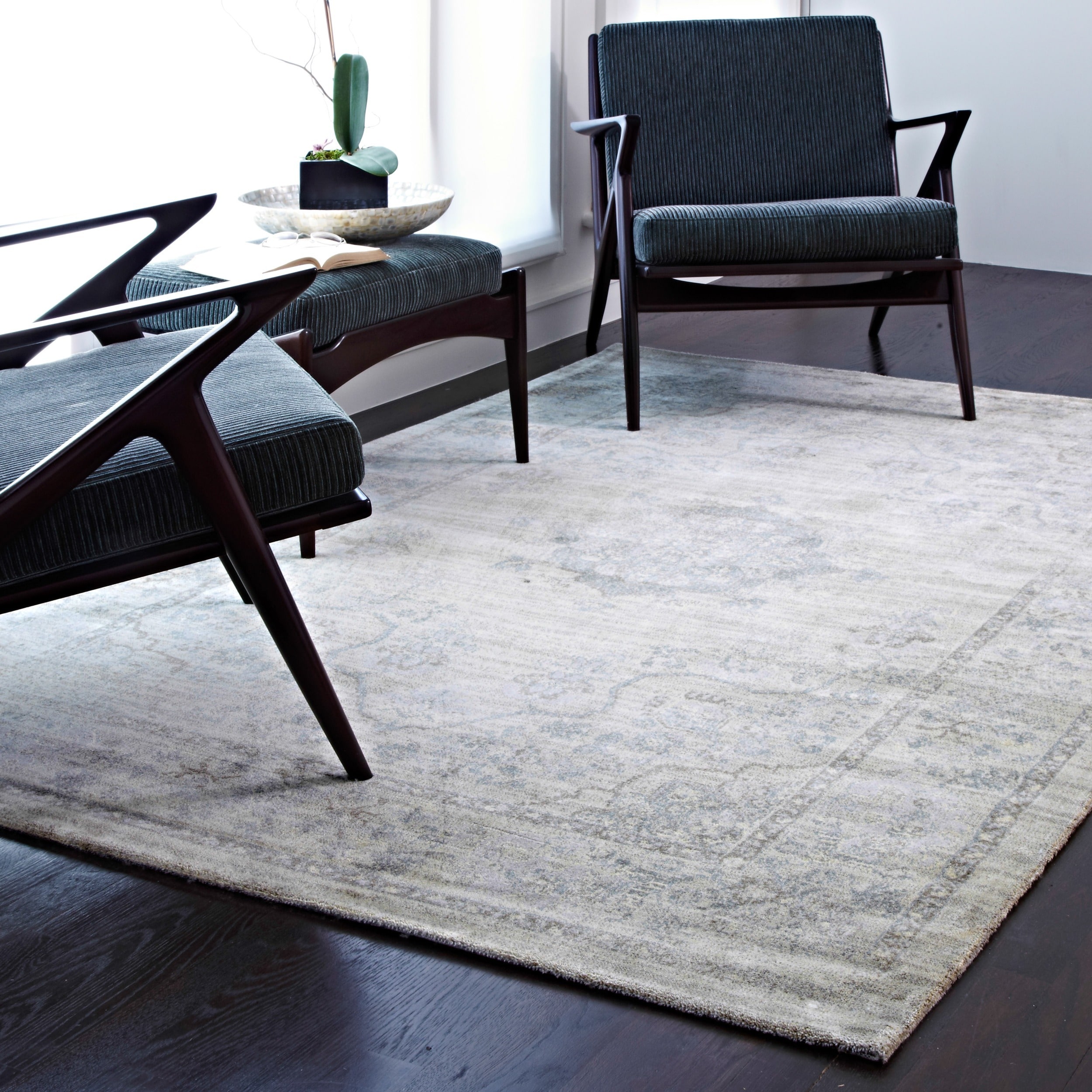 Alexander Home Natalie Traditional Distressed Floral Medallion Rug
