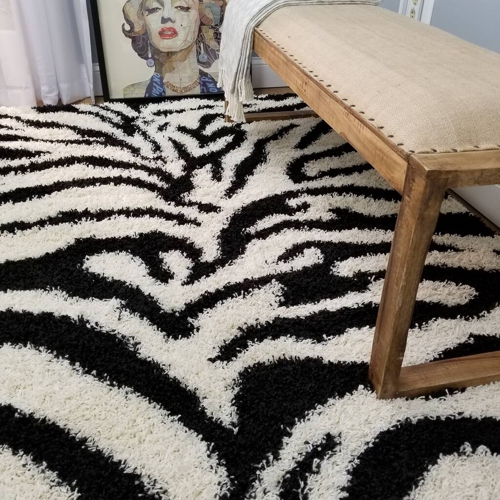 Shag Animal Design Zebra Black/ White Area Rug (5' x 7') - 5' x 7'