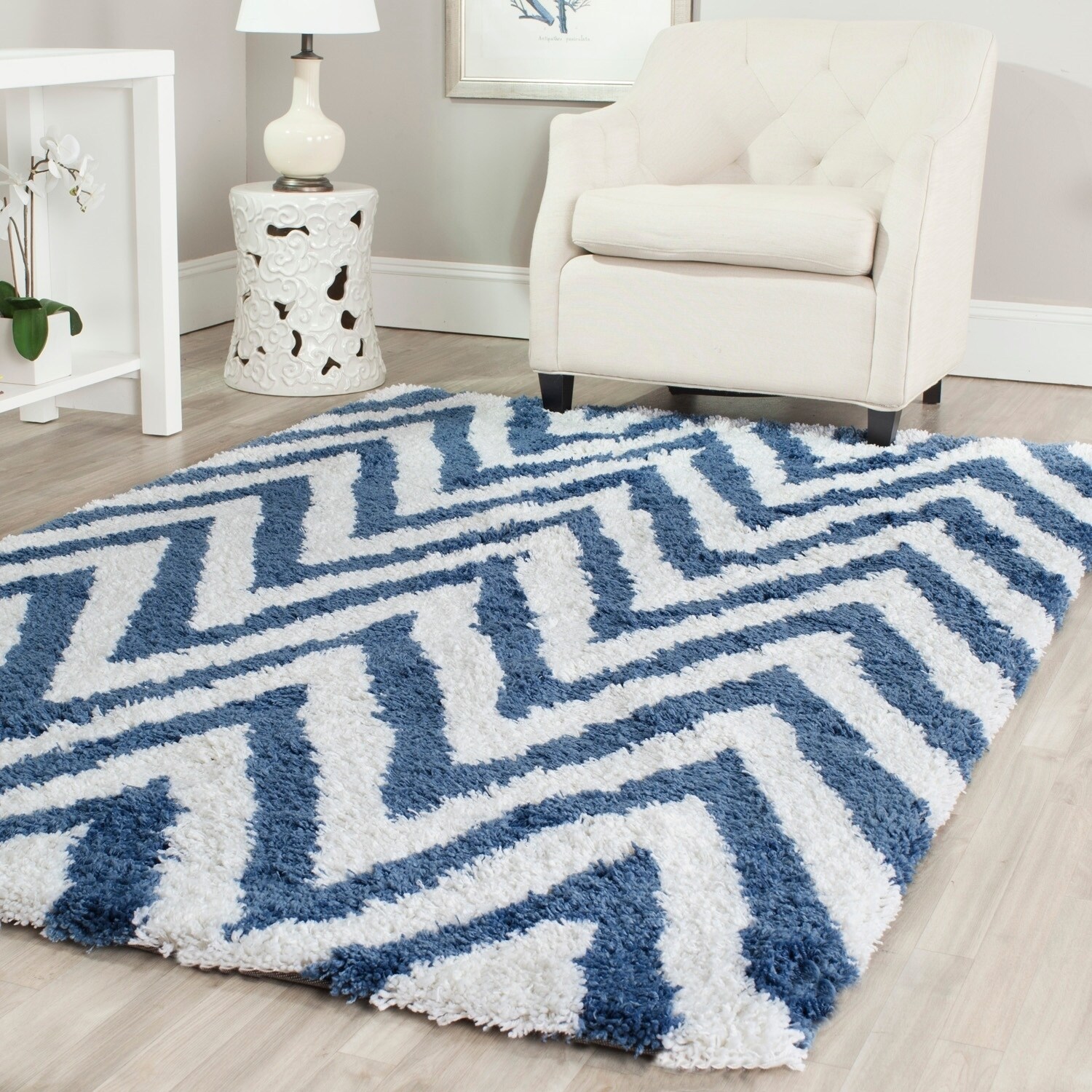 Hand made Chevron Ivory/ Blue Shag Rug (4 X 6)