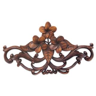 Handmade Suar Wood Frangipani Garland Wall Sculpture (Indonesia) - Brown