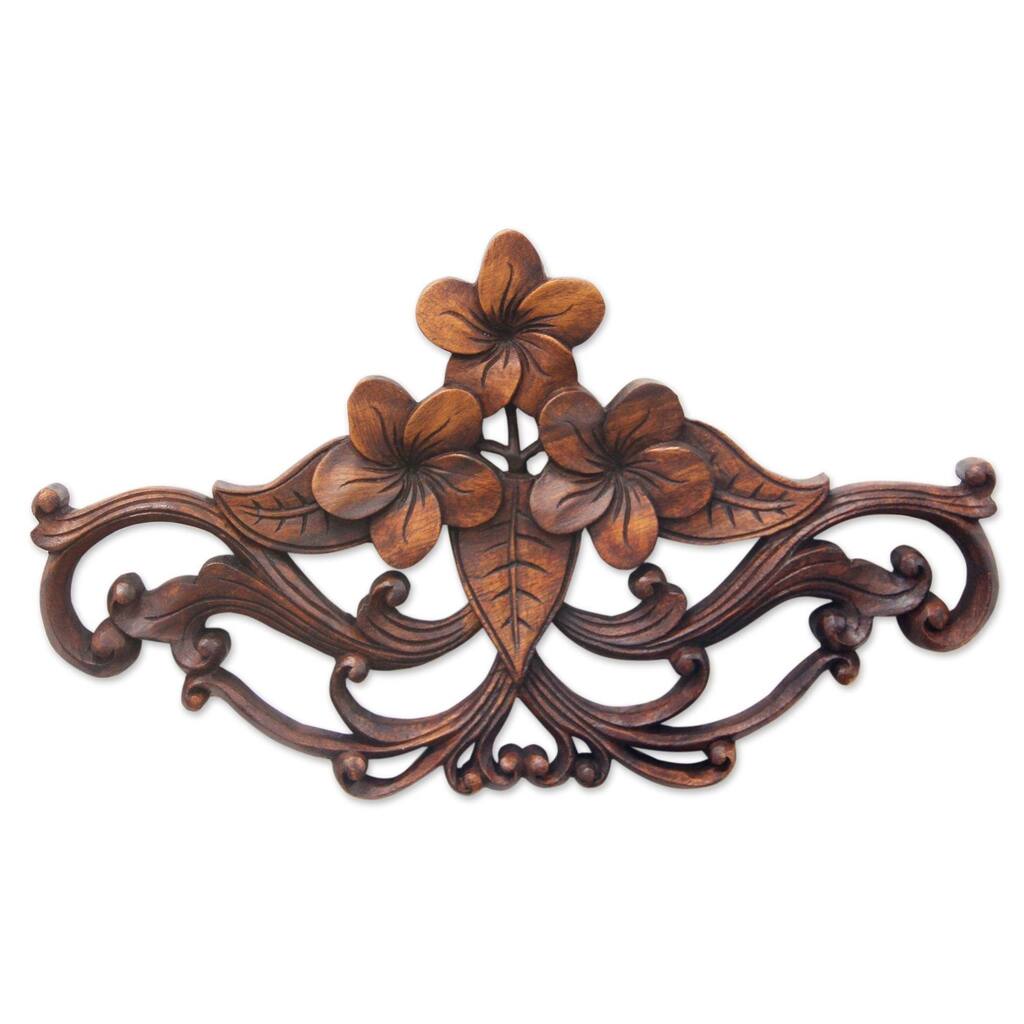 Handmade Suar Wood Frangipani Garland Wall Sculpture (Indonesia) - Brown