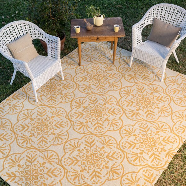 Hand-hooked Indoor/ Outdoor Capri Buttercup Rug - 7'6 x 9'6