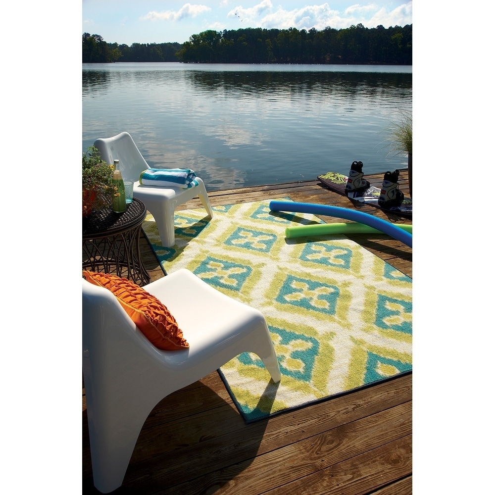 Indoor/Outdoor Floral Splash Rug (5 x 8) Today $71.99 Sale $64.79