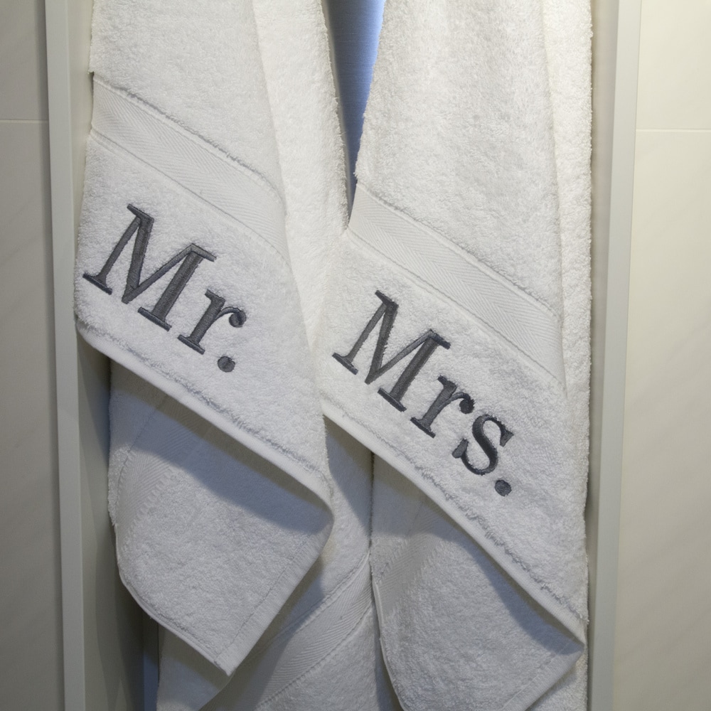 https://ak1.ostkcdn.com/images/products/7894837/Authentic-Hotel-and-Spa-Personalized-Mr.-and-Mrs.-Turkish-Cotton-Hand-Towel-Set-of-2-cd2e9ef5-70b9-4240-91d7-0b3e4a17c61e_1000.jpg