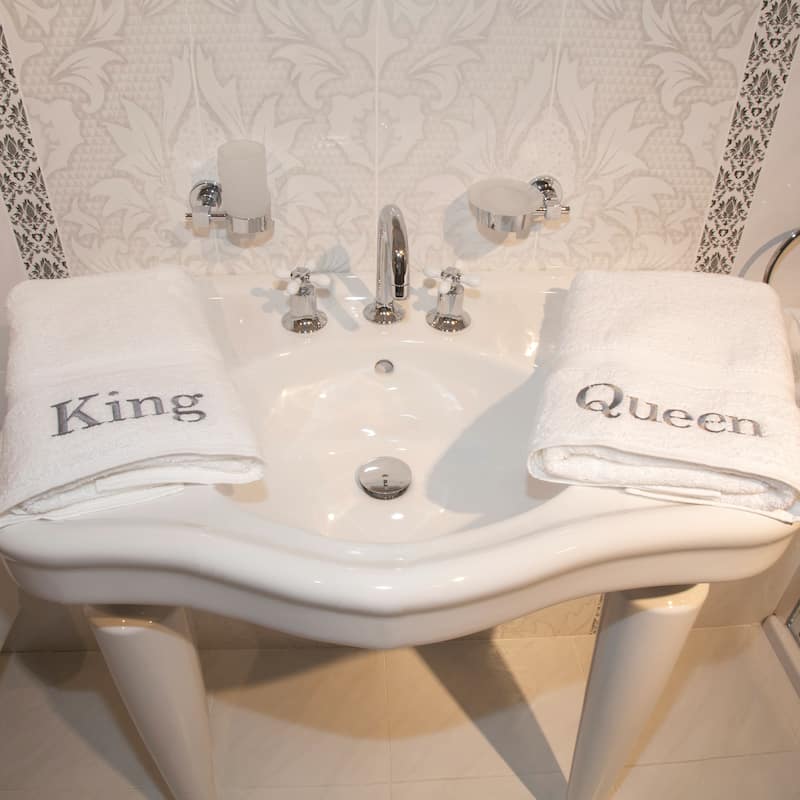 Authentic Hotel and Spa Embroidered 'King' and 'Queen' Turkish Cotton Hand Towel (Set of 2)