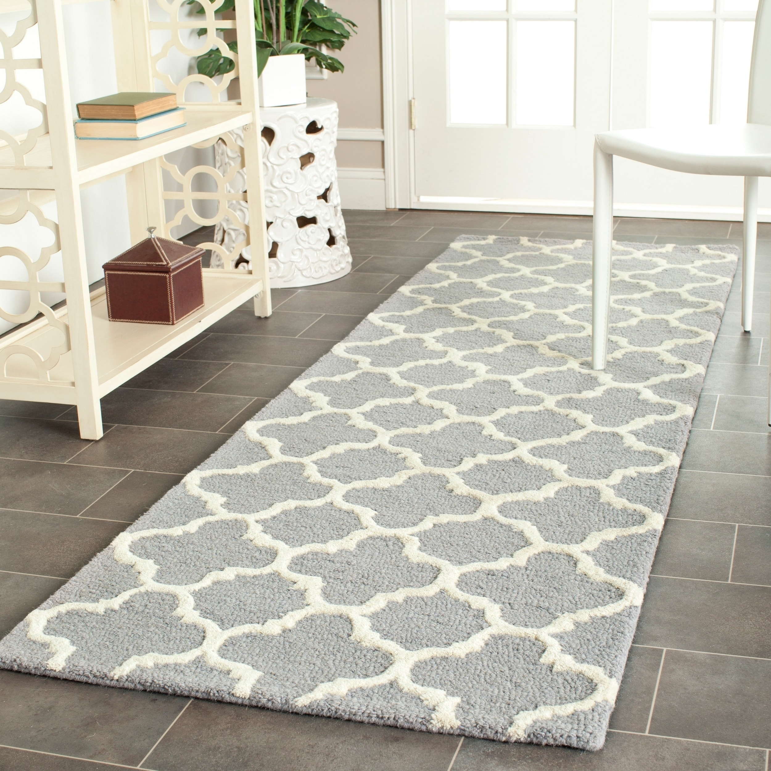 Safavieh Handmade Moroccan Cambridge Silver Wool Rug (26 X 12)