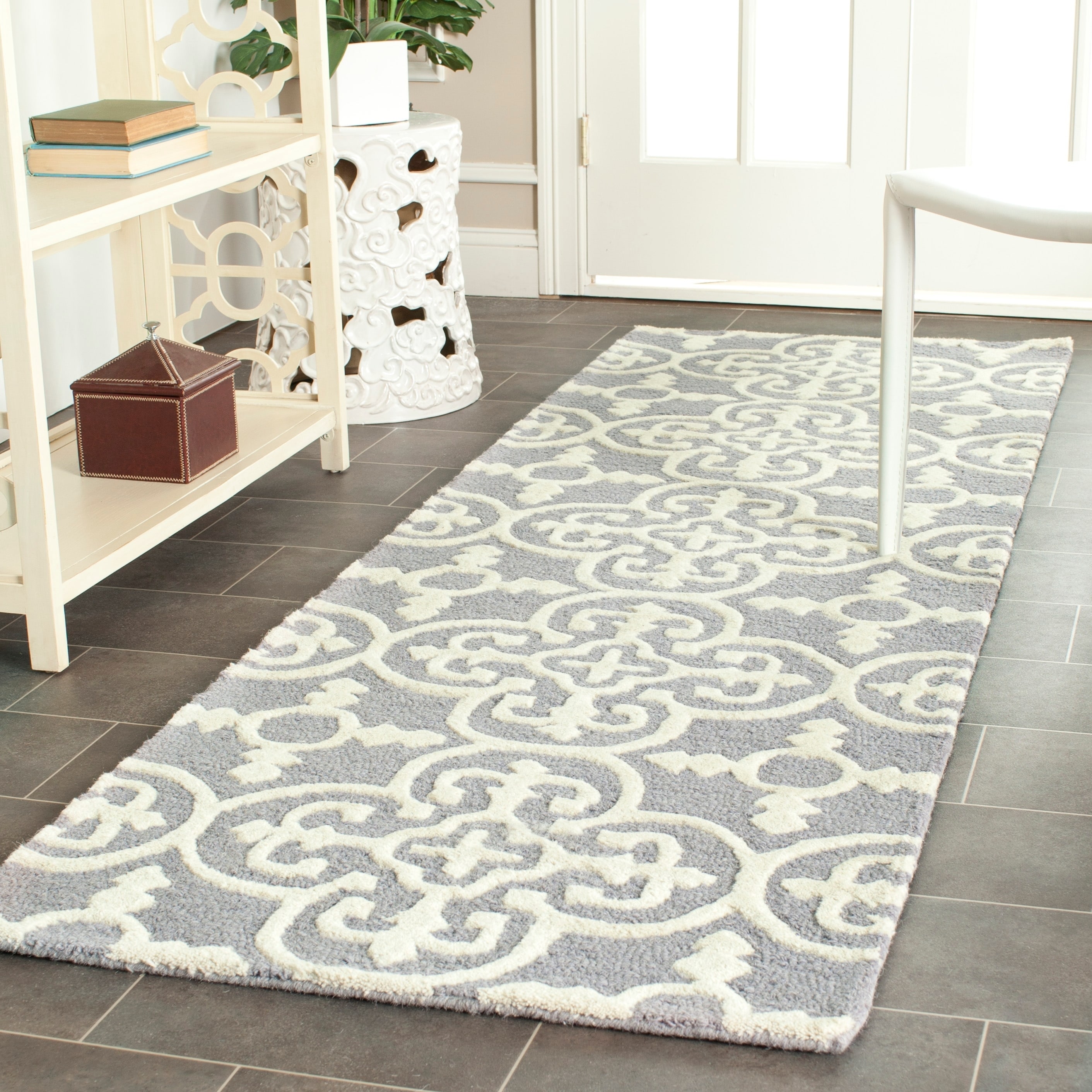 Safavieh Handmade Moroccan Cambridge Silver Wool Rug (26 X 12)