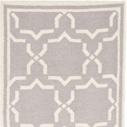 Safavieh Hand woven Moroccan Dhurrie Grey/ Ivory Wool Rug (2'6 x 10') Safavieh Runner Rugs