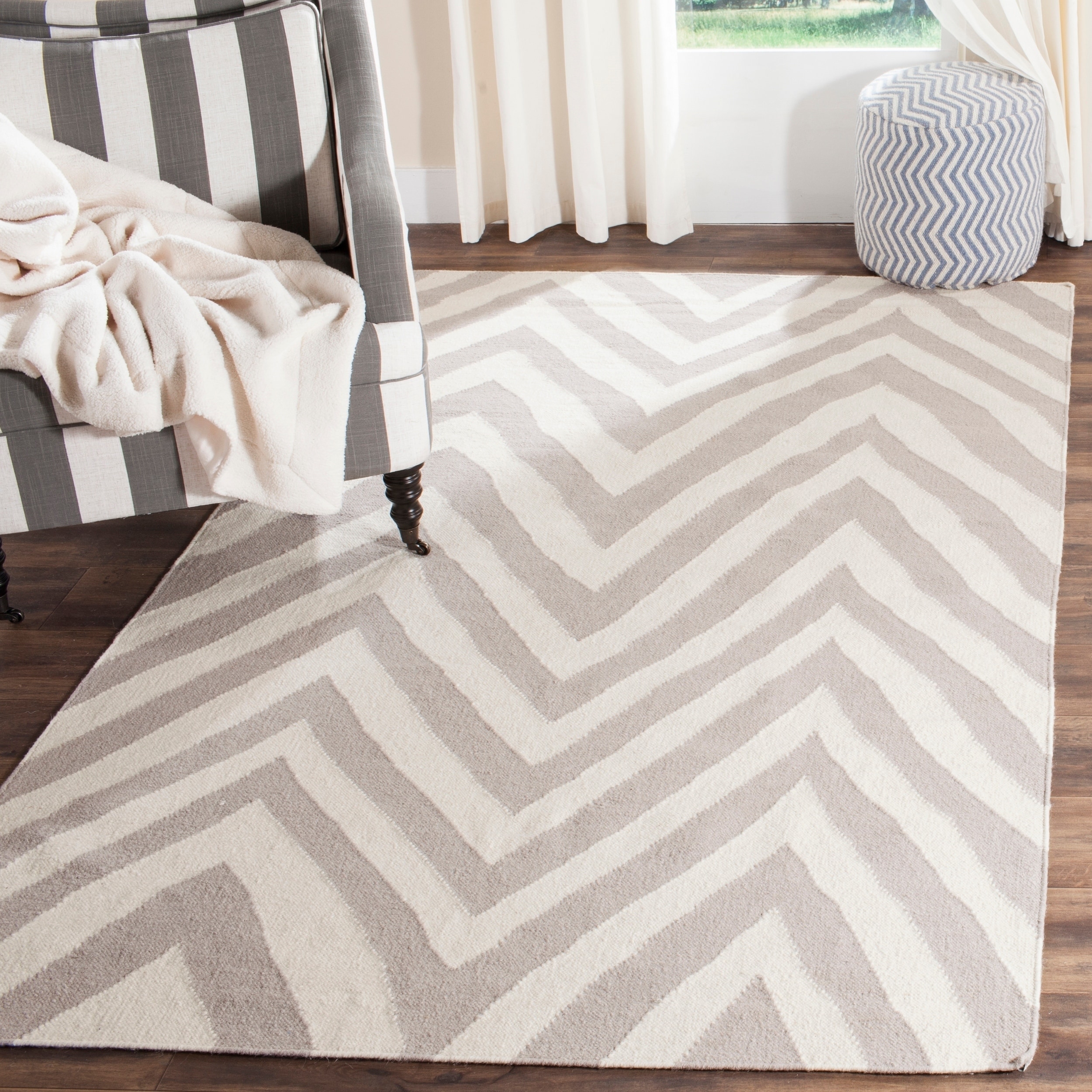 Safavieh Hand woven Moroccan Dhurrie Chevron Dhurrie Grey Wool Rug (4 X 6)