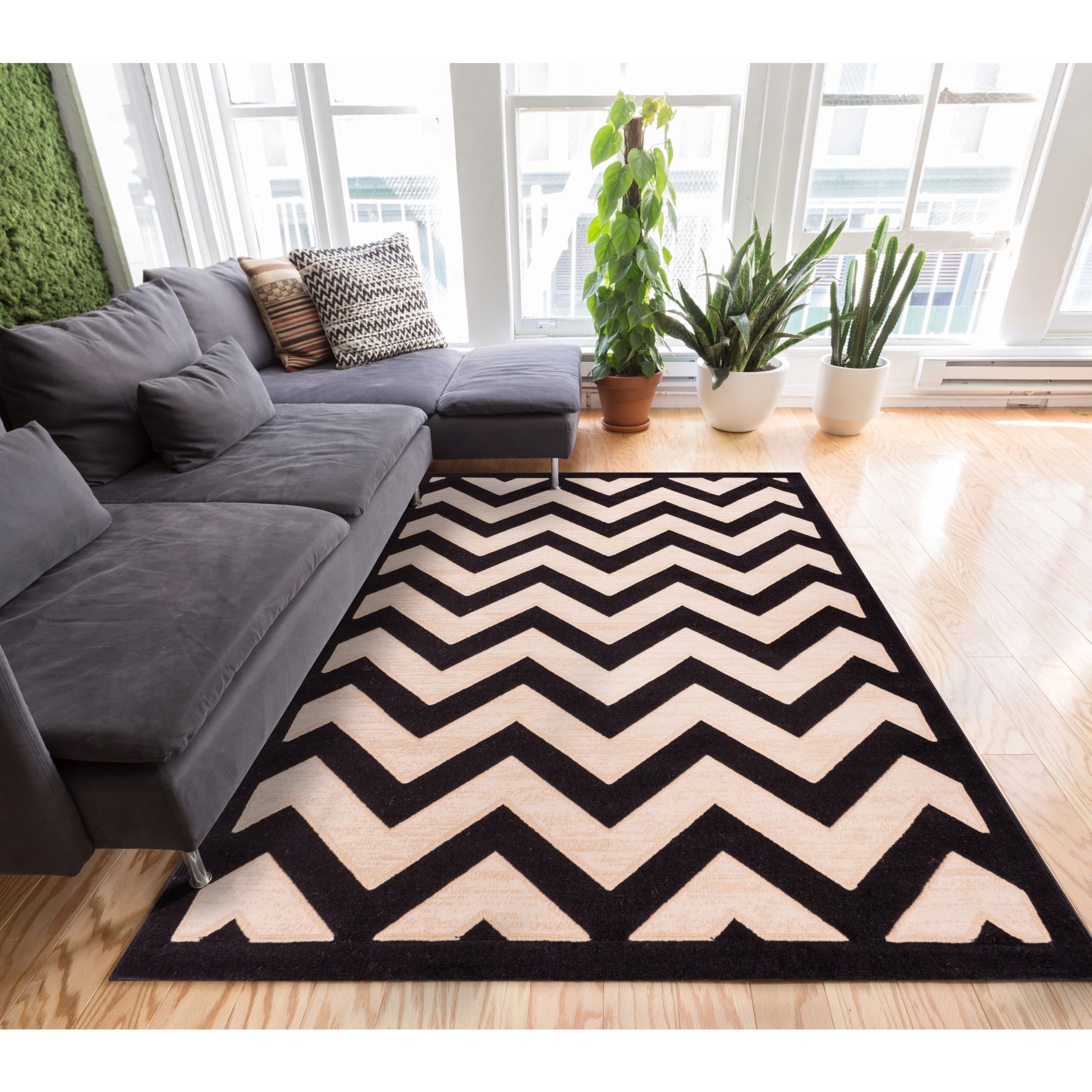 Modern Chevron Black/ Sand Area Rug (33 X 53)