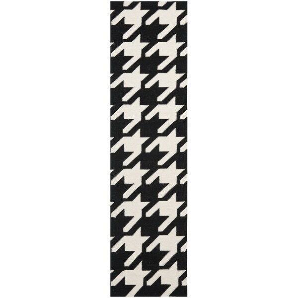 Safavieh Hand-woven Moroccan Reversible Dhurrie Black/ Ivory Wool Rug - 2'6" x 8'