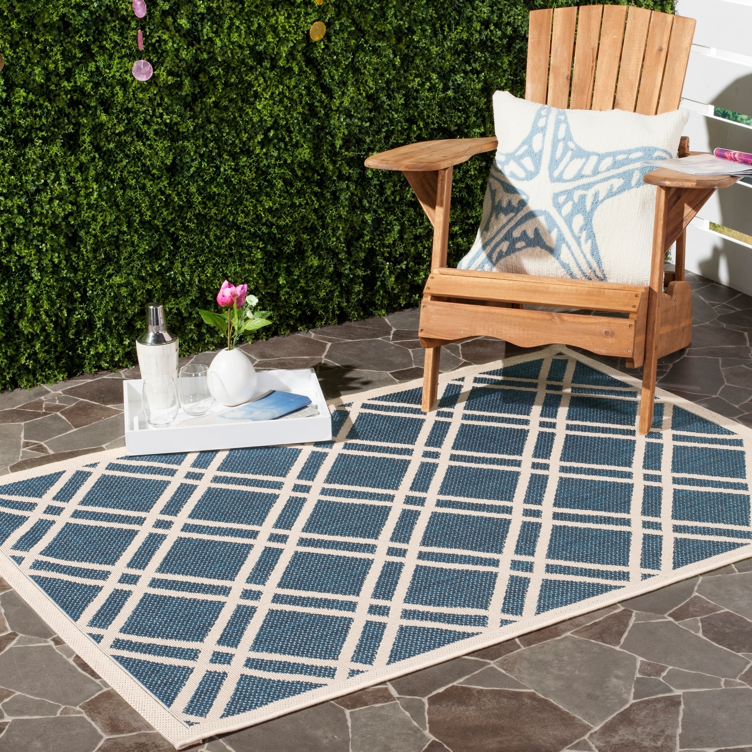 Safavieh Indoor/ Outdoor Courtyard Navy/ Beige Polypropylene Rug (67 X 96)