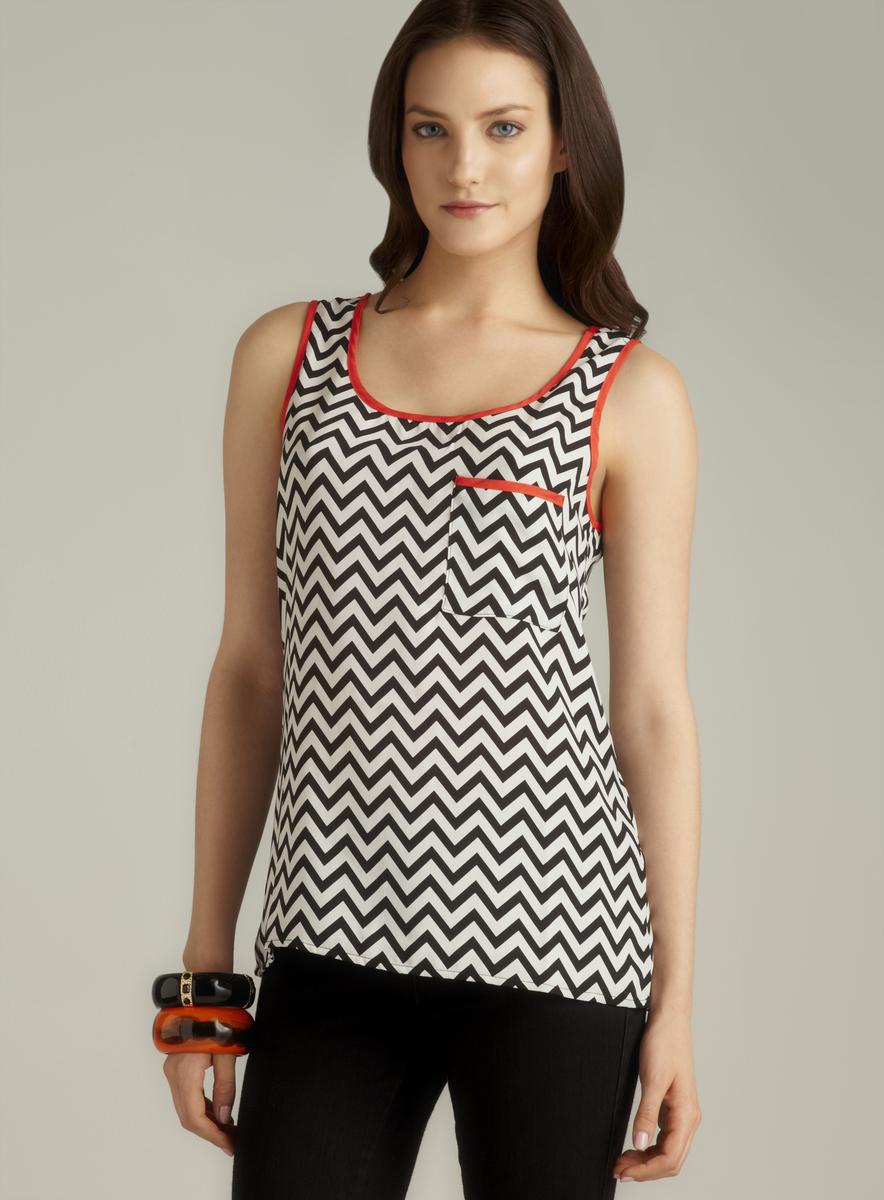 Romeo and Juliet Couture Keyhole Back Chevron Stripe Top