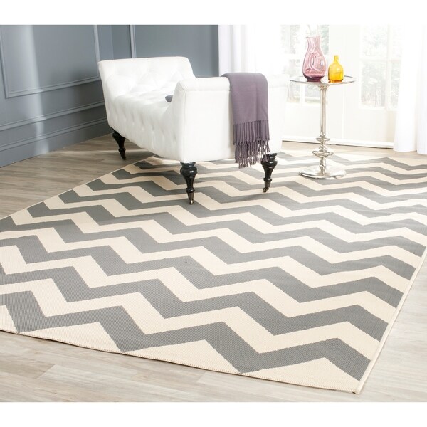Safavieh Courtyard Chevron Grey/ Beige Indoor/ Outdoor Rug - 9' x 12'