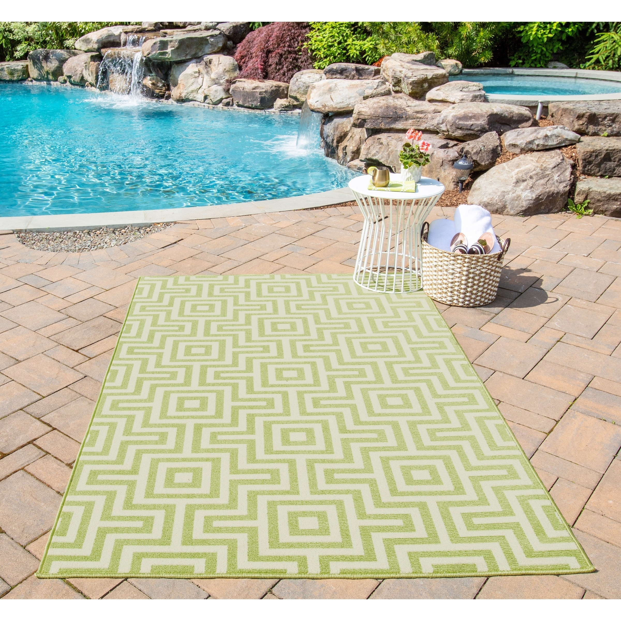 Indoor/outdoor Green Retro Rug (710 X 1010)